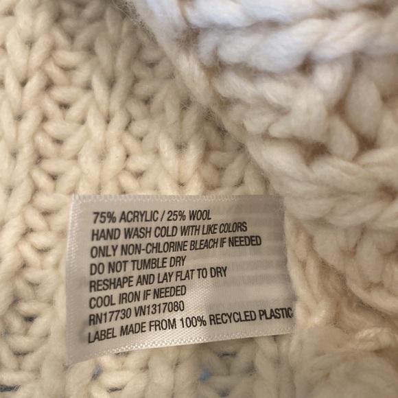 Universal thread sweater NWT - Picture 5 of 6